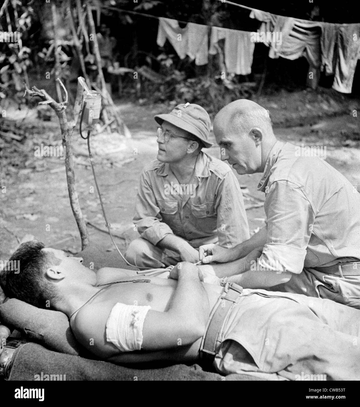 La trasfusione di sangue. Un uomo ferito dietro le linee sulla Buna frontale essendo data una trasfusione di sangue. Buna, Nuova Guinea. 1942 Foto Stock