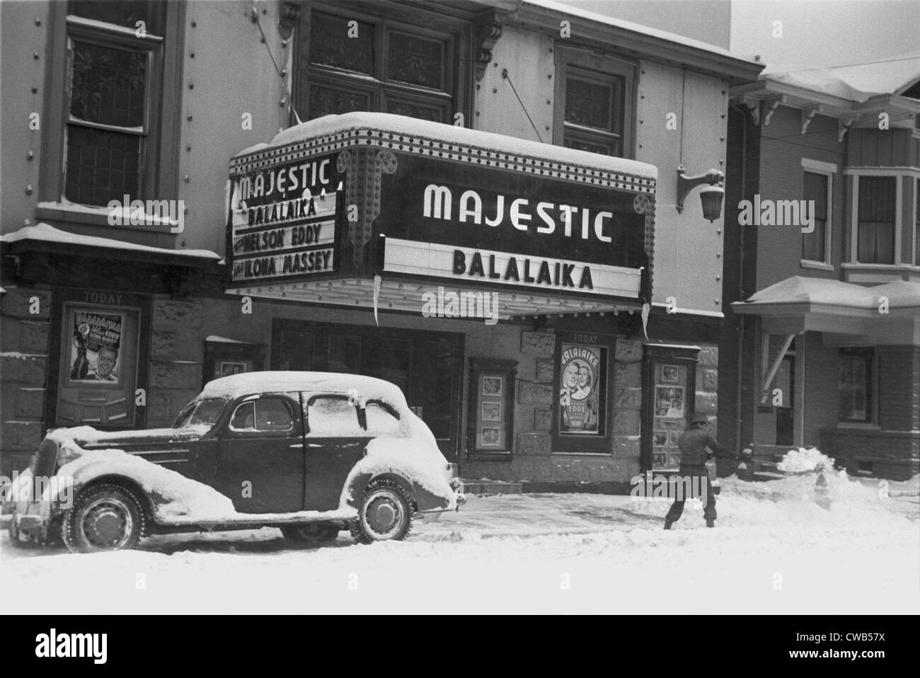 Spalare la neve lontano dal film di ingresso del Teatro Majestic, mostrando la balalaika, Chillicothe, Ohio, fotografia di Arthur Foto Stock