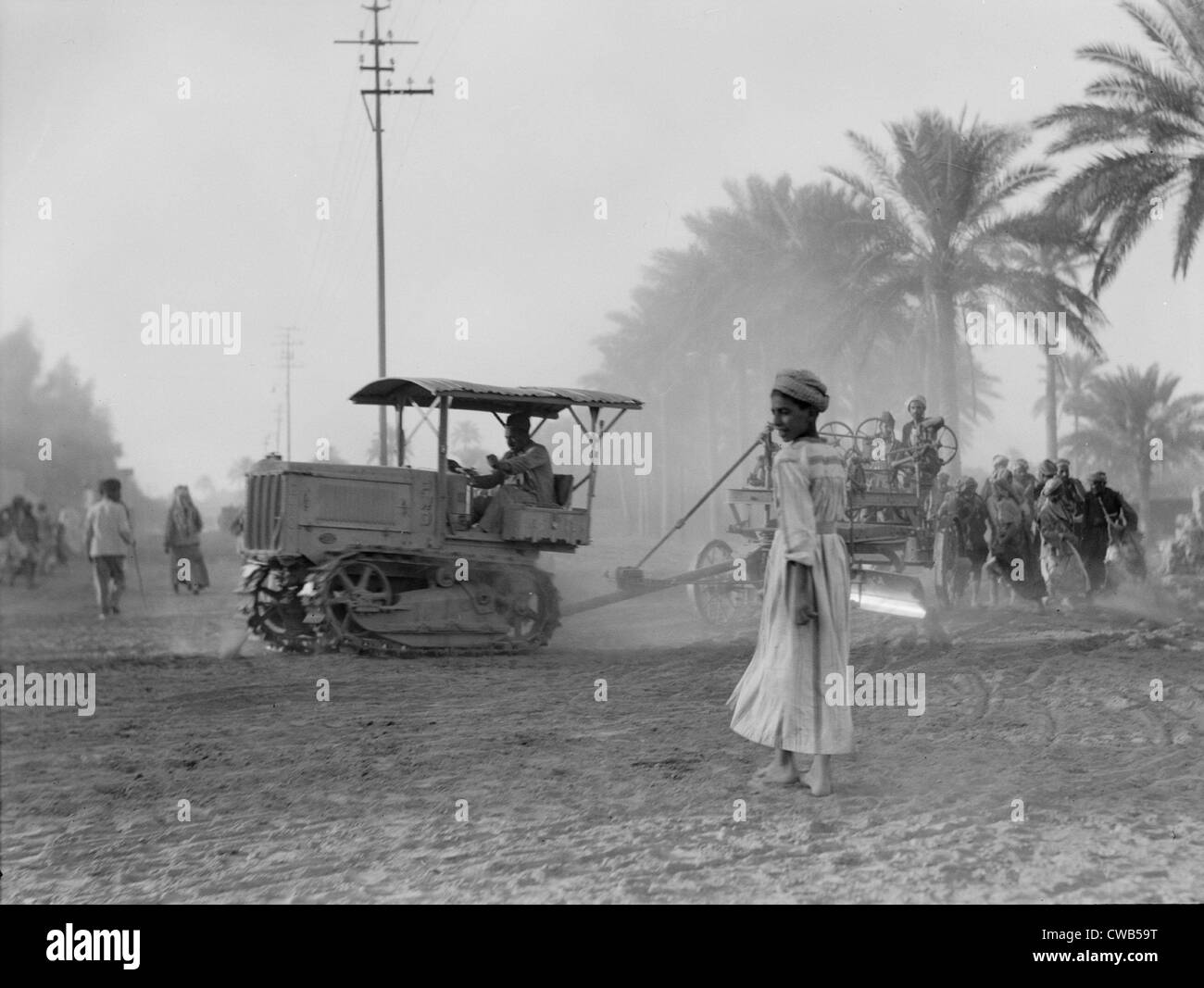 Medical College, il trattore tira un carrello a Baghdad e la costruzione di strade, Iraq, fotografia 26 Settembre - Ottobre 12, 1932. Foto Stock