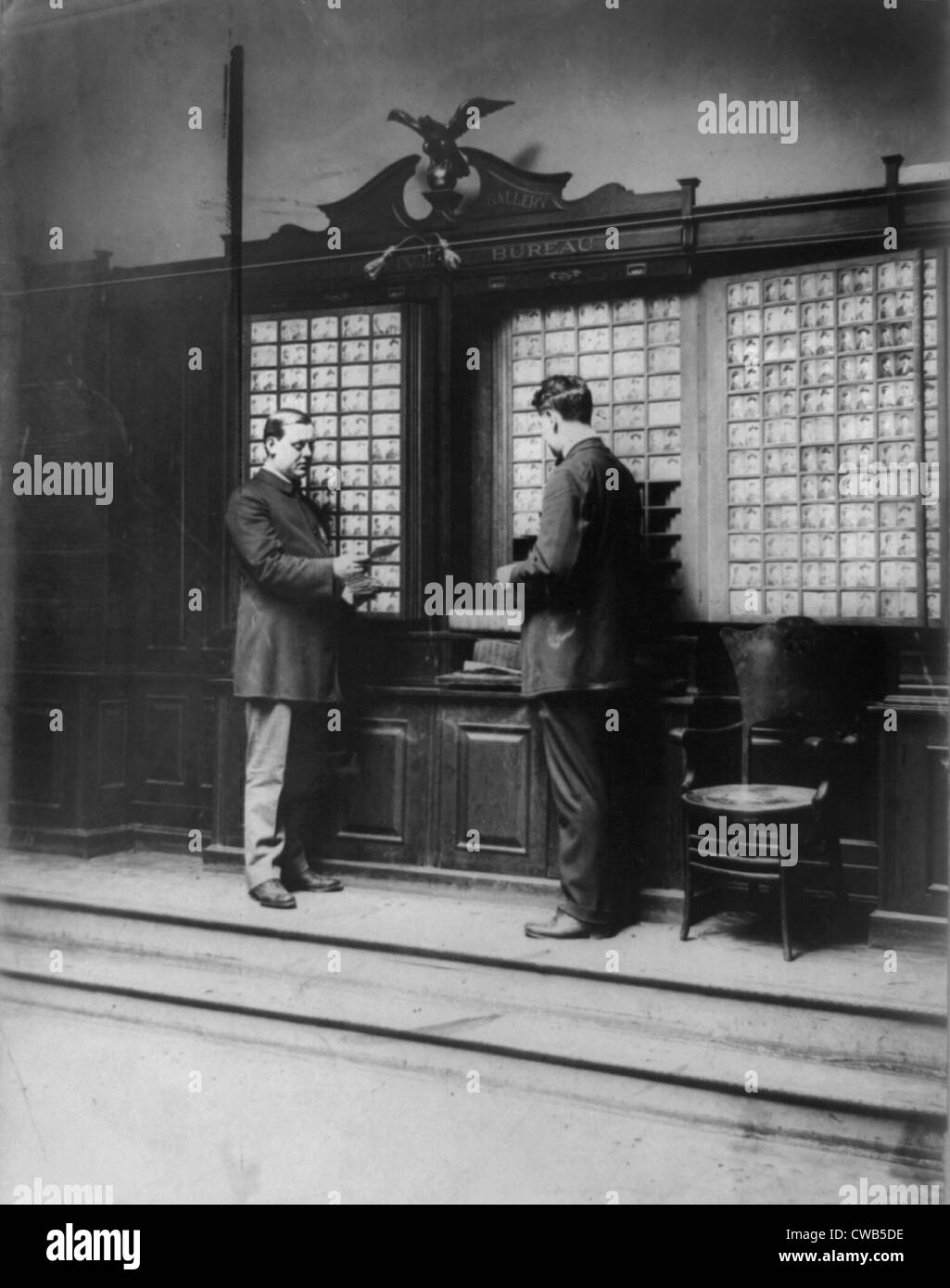 La città di New York, del dipartimento di polizia di attività, rogues galleria", gli uomini guardando mugshot fotografie, fotografia, 1908 Foto Stock