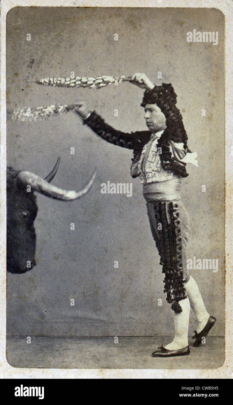 La corrida. Ritratto professionale di un matador banderillas di puntamento a un ripieno a base di Bull in testa. Carte de visite, ca. 1860-1890 Foto Stock