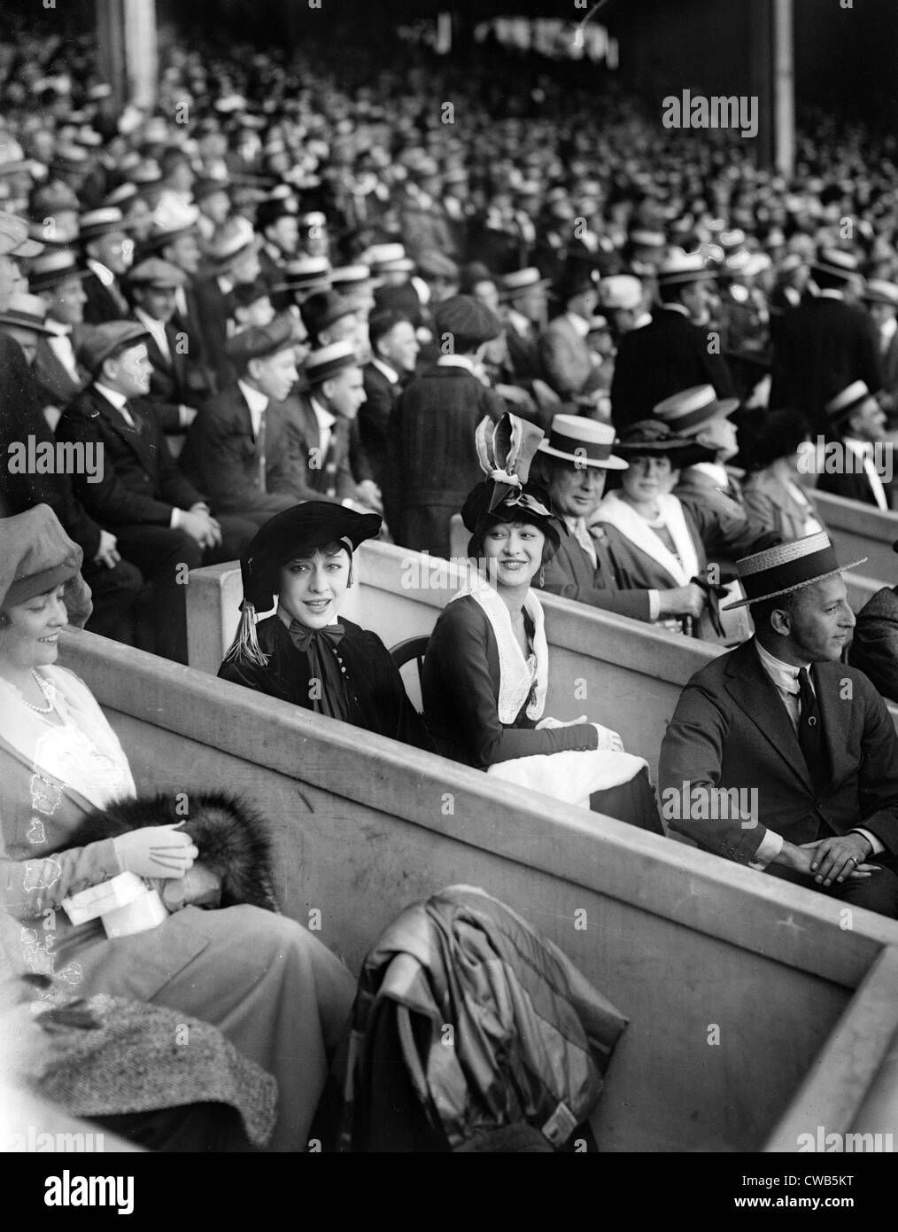 Dolly sorelle nella casella i posti in un gioco di baseball, ca. 1923-25 Foto Stock