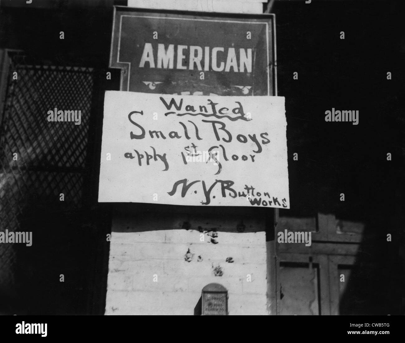 Il lavoro minorile, ragazzo voleva firmare, recita: 'Wanted Small Boys, applicare il primo piano, N.Y. Pulsante opere', West 19th Street, New York City, Foto Stock