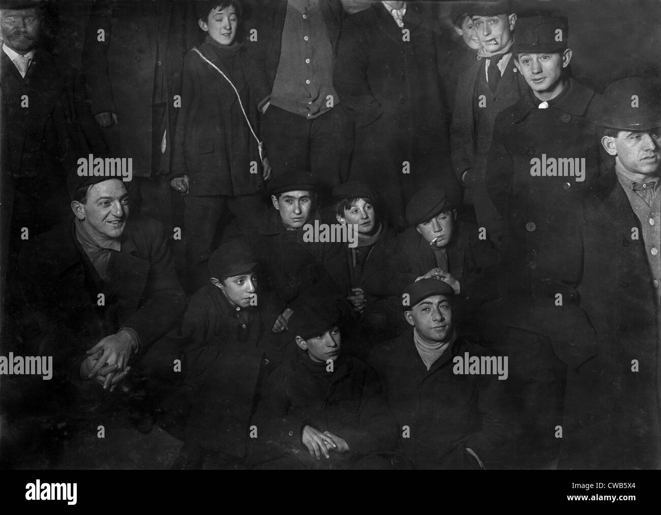 In attesa di quotidiani e sulle fasi di costruzione del mondo, 1 A.M., New York City, una fotografia da Lewis Wickes Hine, Febbraio 1908 Foto Stock