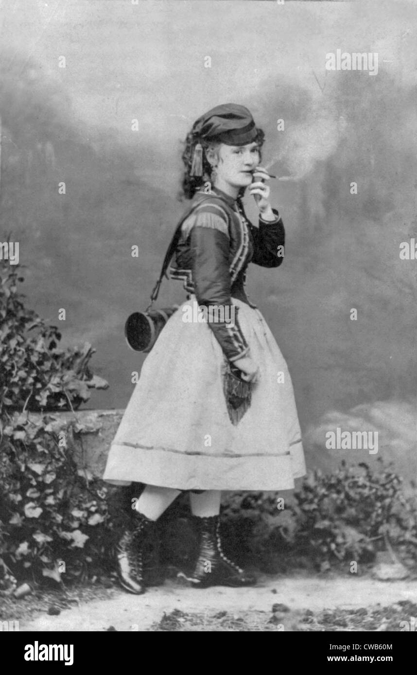 Sacco di Crabtree (1847-1924), American entertainer ritratto a figura intera in costume per un ruolo teatrale, fumare un sigaro, Foto Stock