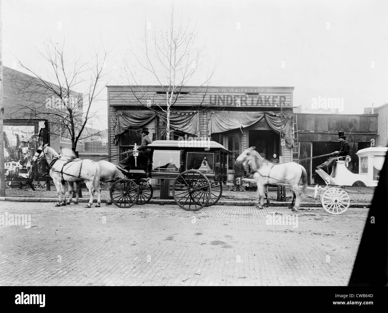 Cavalli e carrozze nella parte anteriore del funerale a casa di C.W. Franklin, impresario, Chattanooga, Tennessee, fotografia, 1899 Foto Stock