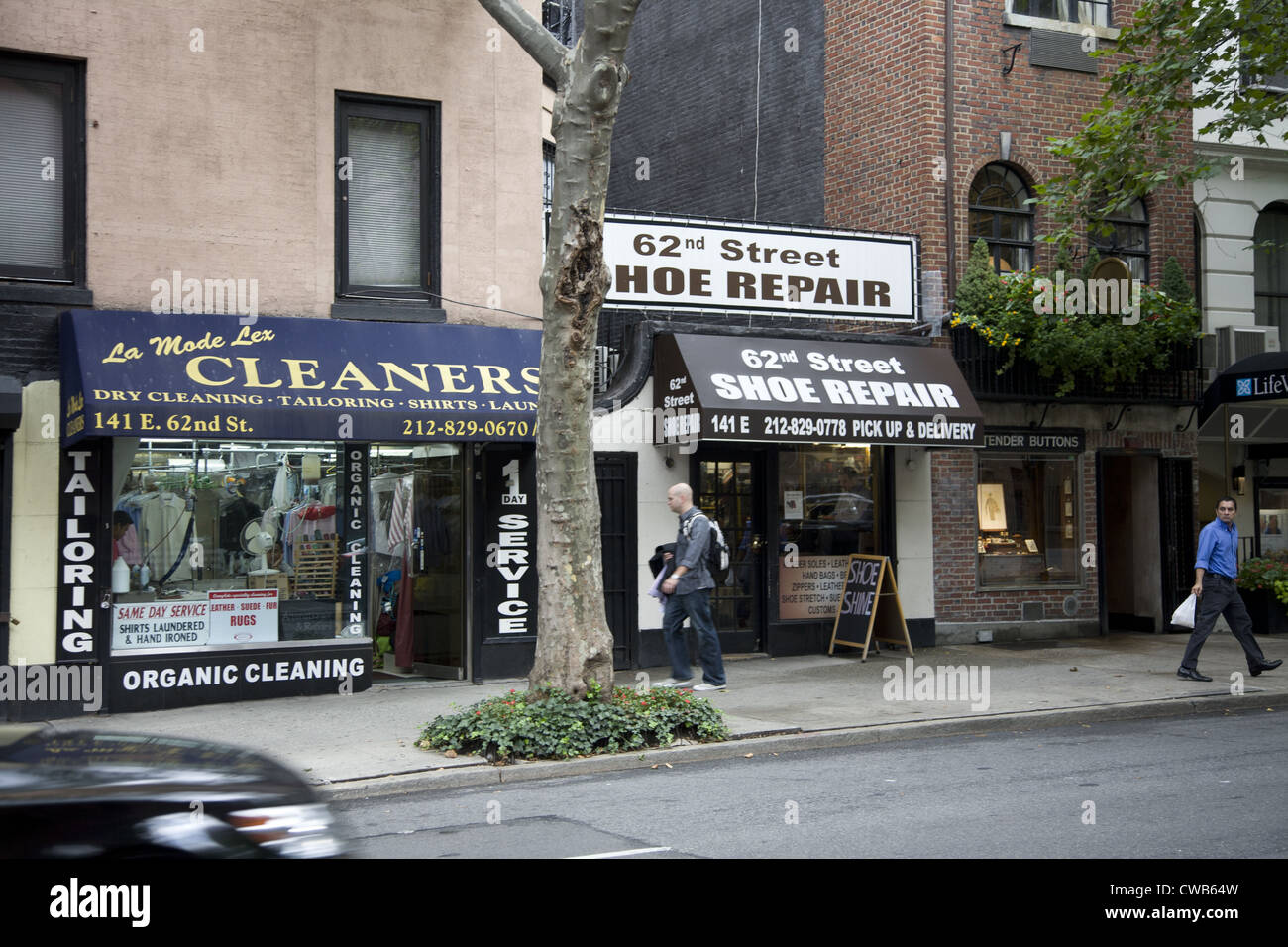 NYC è ancora rinomata per i suoi piccoli negozi indipendenti, servizi & ristoranti in mezzo a questo mondo corporate capitale. (Est sessantaduesima SAN) Foto Stock