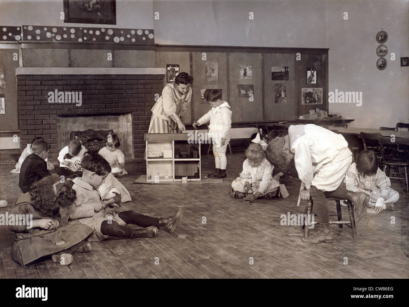 Scuola materna i bambini in Istituto Horace Mann lavorando su case per bambole. Tulsa, Oklahoma, Lewis Hine fotografia, 1917 Foto Stock