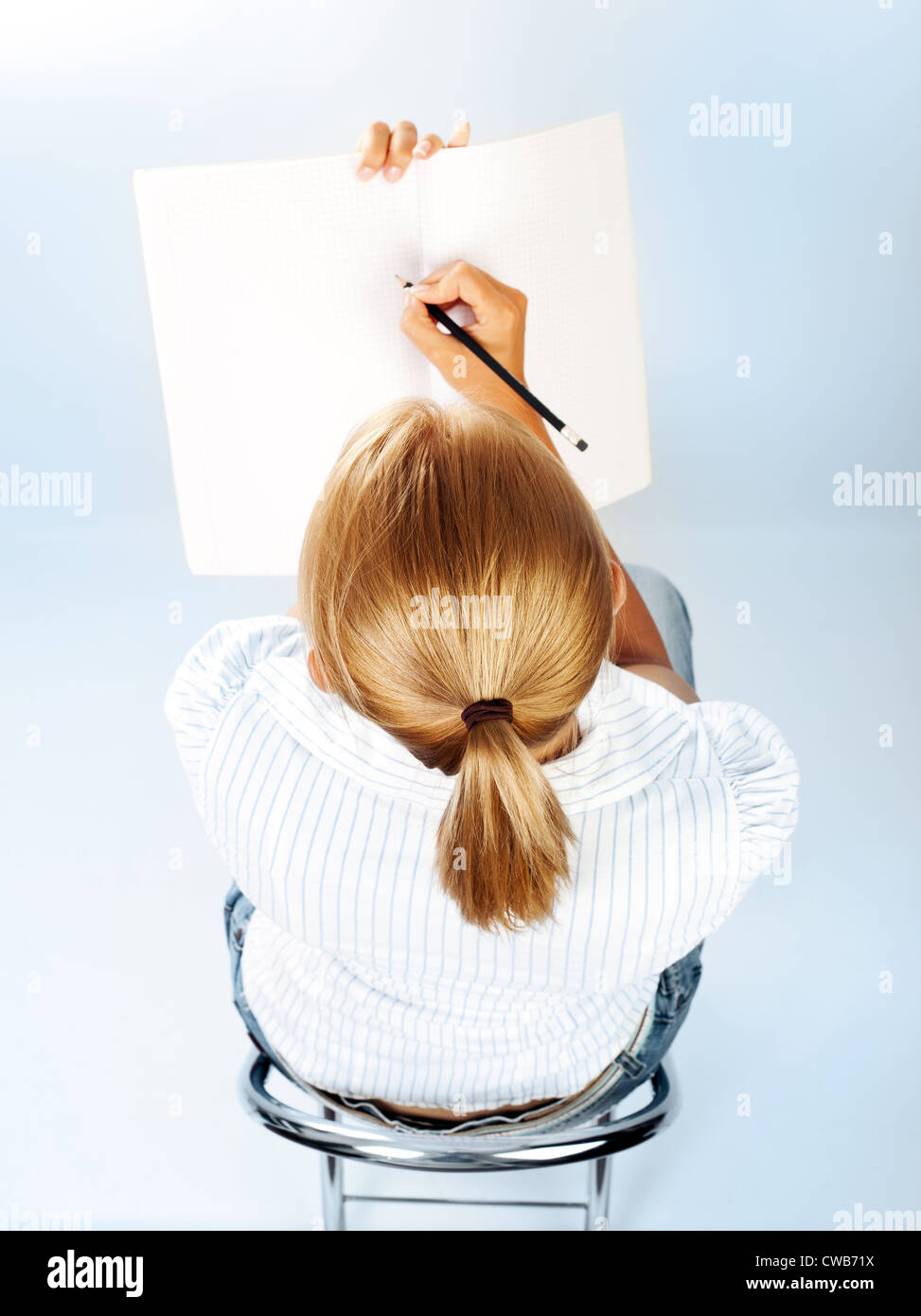 Ragazza Dello Studente Superando Gli Esami In Aula Carino Schoolgirl Disegno Nel Libro Di Testo Dolce Adolescente Scrivere Lettera Su Carta Bianca Foto Stock Alamy