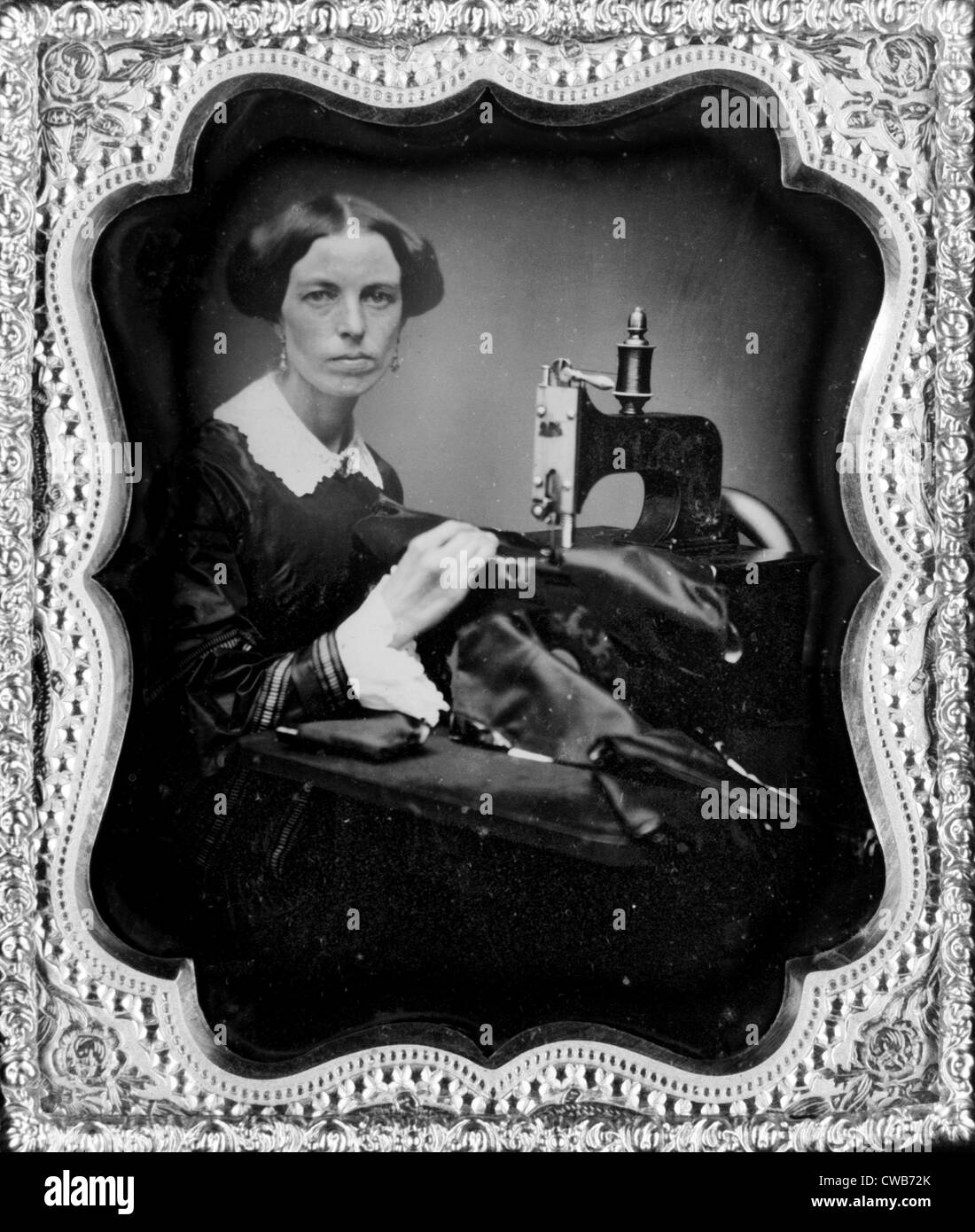 Occupational ritratto di una donna che lavora in una macchina di cucitura, sesto-plate daguerreotype, circa 1853. Foto Stock