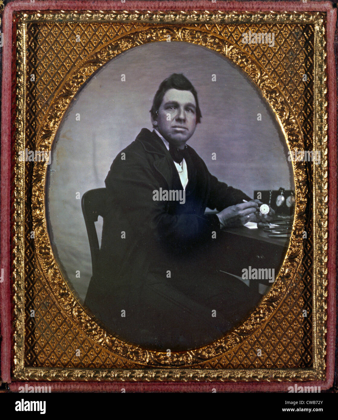Ritratto professionale di un orologiaio, seduti a tavola con orologi. sesto daguerreotype piastra ca. 1840-1860 Foto Stock