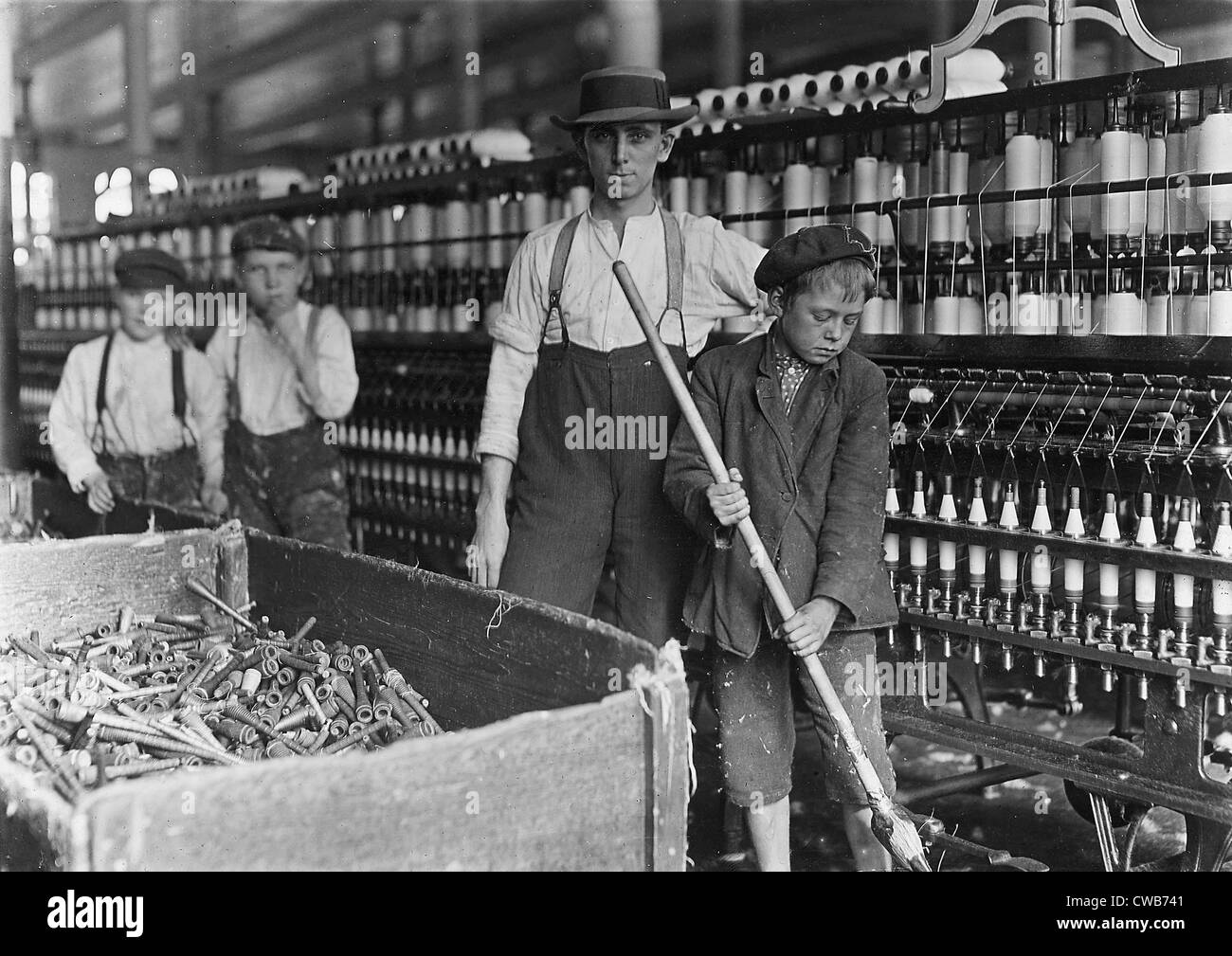 Un mulino. tessili spazzatrice e doffer boys in Lancaster Cotton Mills, Lancaster, S.C. Fotografia di Lewis Wickes Hine, 1 Dicembre Foto Stock