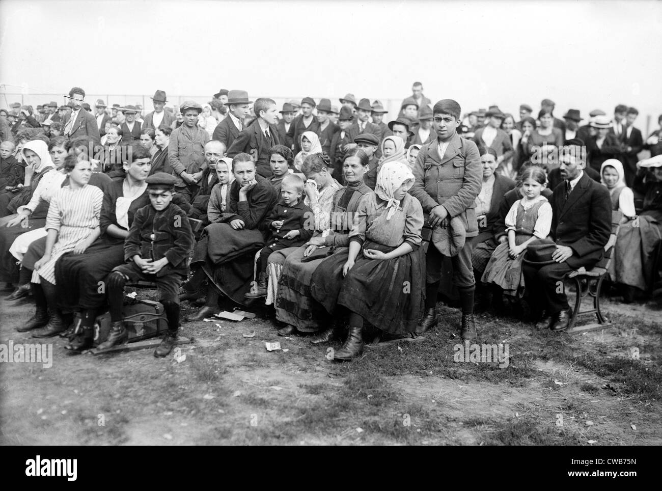 Comunità di immigrati che arrivano ad Ellis Island, ca. 1907 Foto Stock