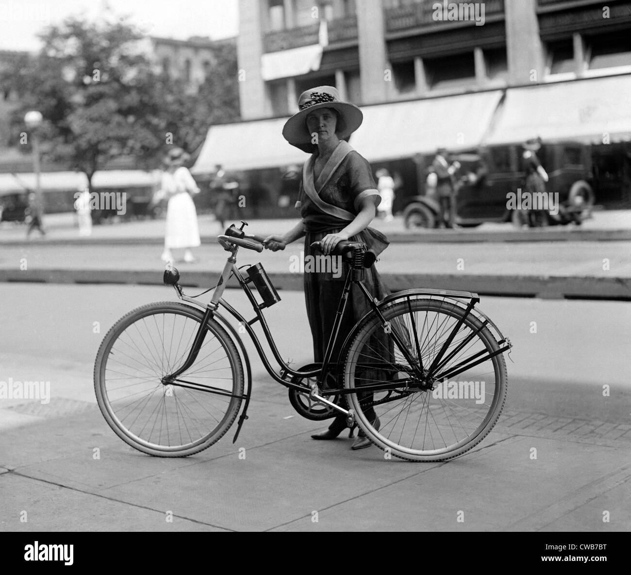 In bicicletta. Volte ragazza sulla bicicletta, 1921. Foto Stock