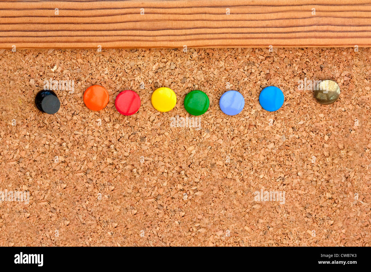 Macro shot di pin colorati in una bacheca Foto Stock