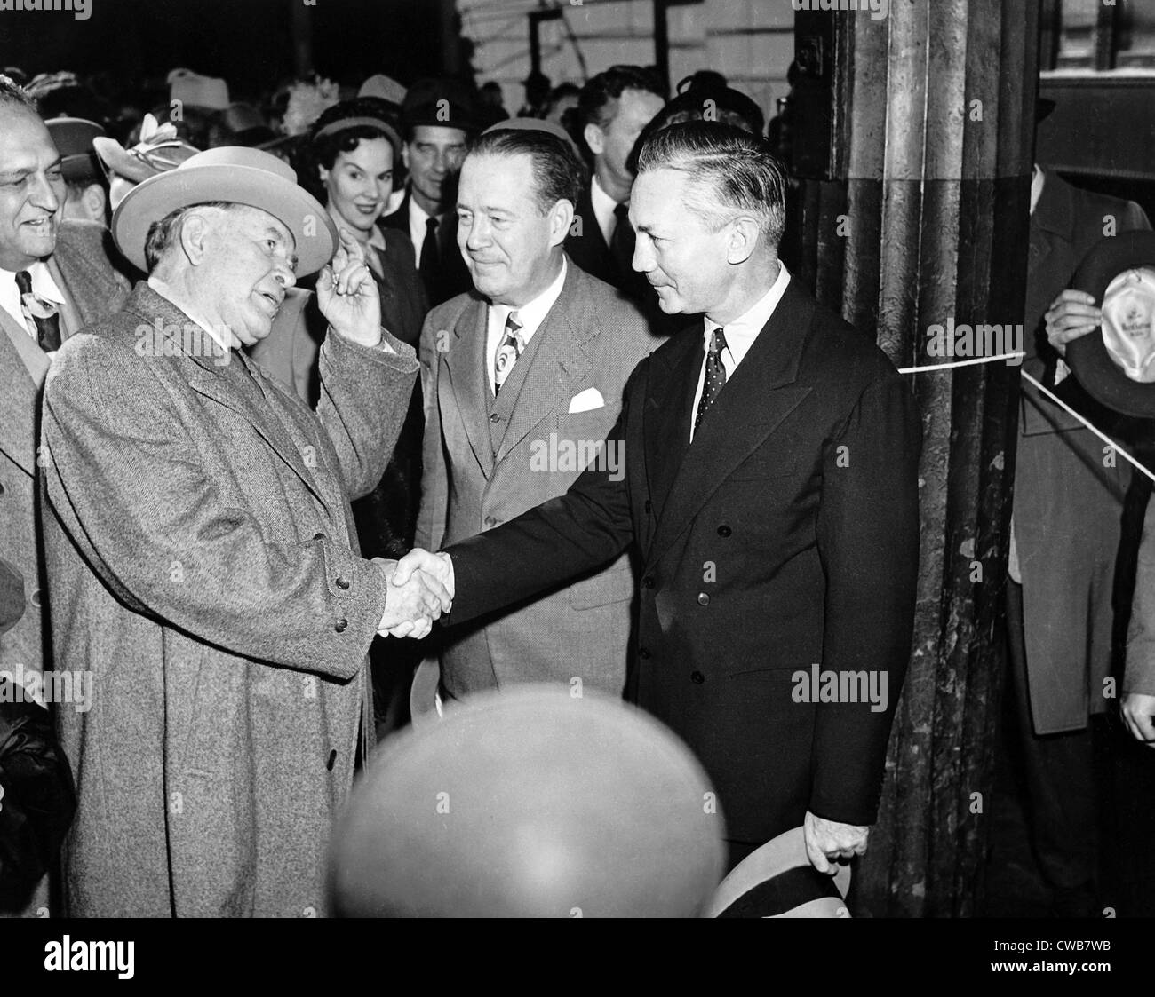 Vice presidente-eletto Alben W. Barkley (l) scuote le mani con James V. Forrestal, con altri cercano sul. ca. 1948 Foto Stock