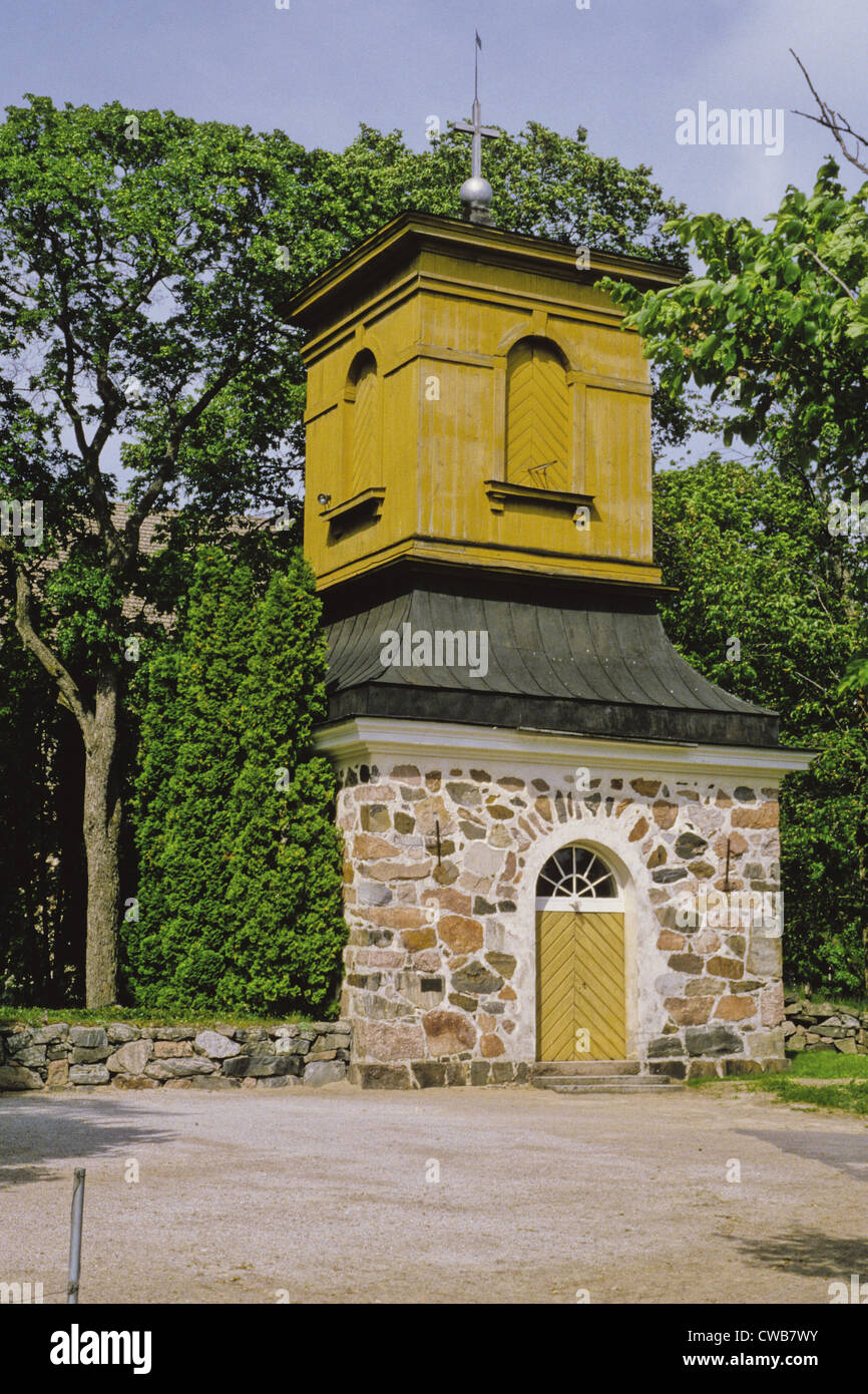 Il 1827 campanile della chiesa medievale di Santa Maria in Raseborg (Pohja), Finlandia Foto Stock