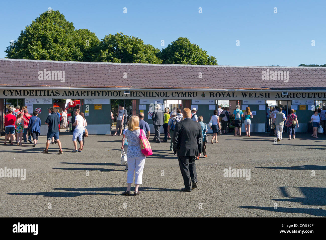 Le persone al di fuori del Royal Welsh Show ingresso, Llanelwedd, vicino a Builth Wells, Wales UK. Foto Stock