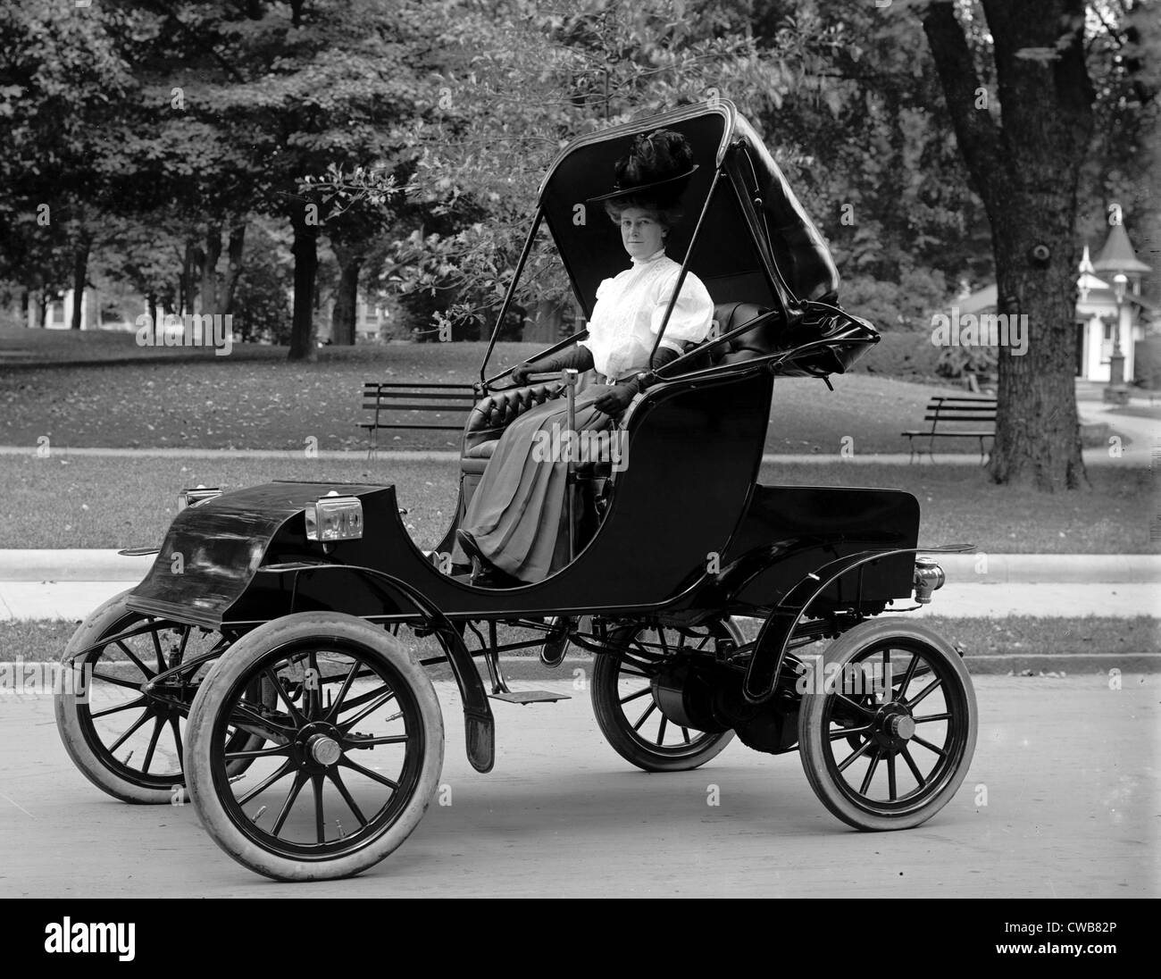 Donna alla guida di una vettura elettrica ca. 1910s. Foto Stock