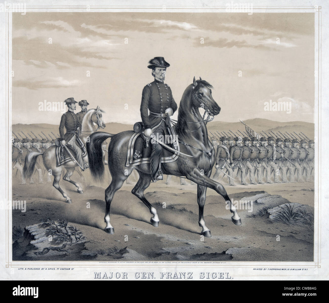 La guerra civile. Il maggiore generale Franz Sigel di intera lunghezza verticale, rivolto verso destra, cavalcate a cavallo con truppe marciando in Foto Stock