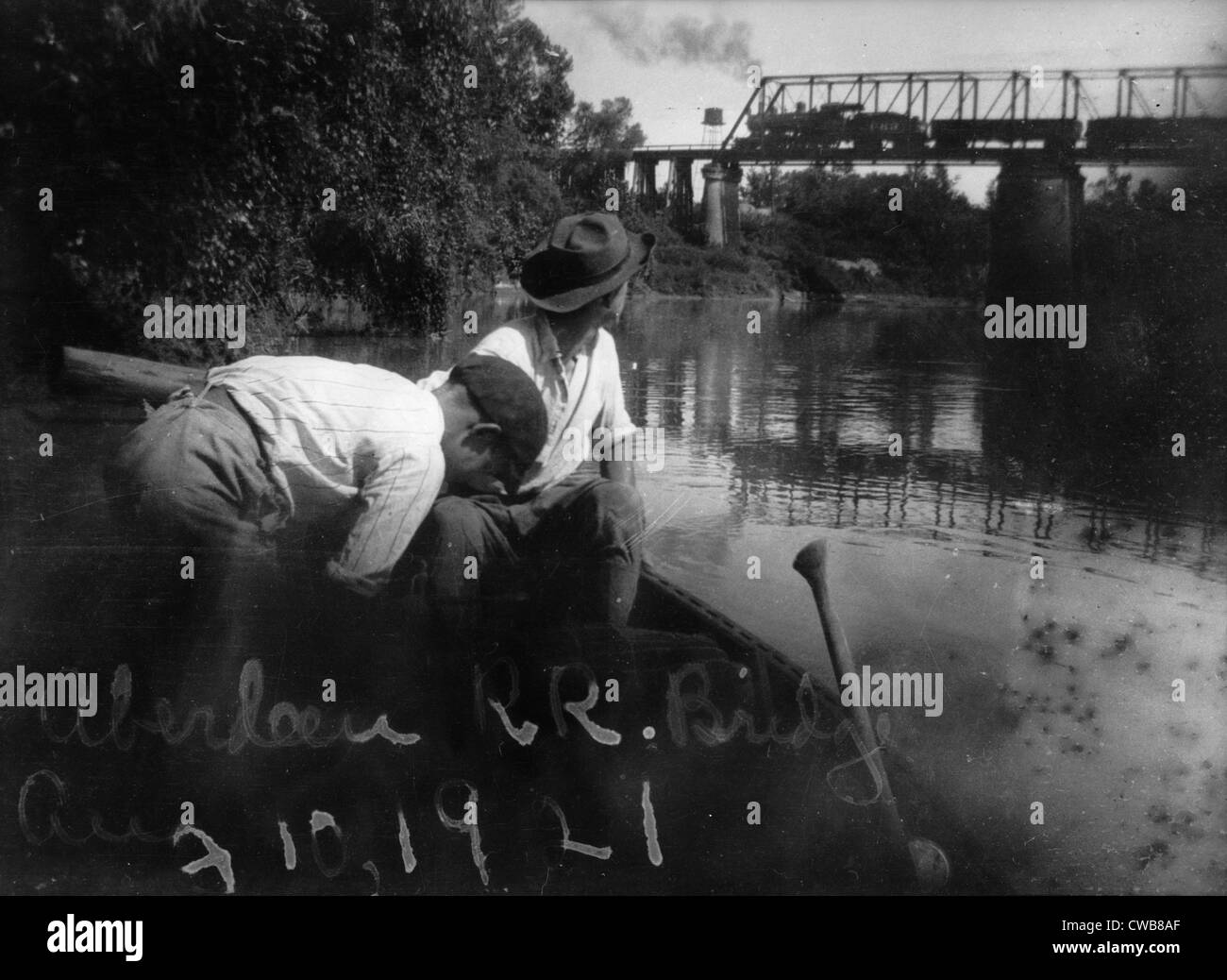 Fiume Mississippi, ragazzi guardare una locomotiva attraversando il fiume Mississippi su un ponte. 1921 Foto Stock