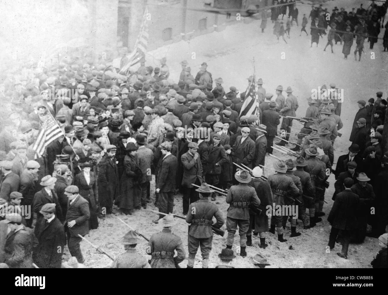 Il 'Pane e Rose' sciopero. Guardie Nazionali punto baionette fisso a una folla di scioperanti durante il Lawrence mulino tessile Foto Stock