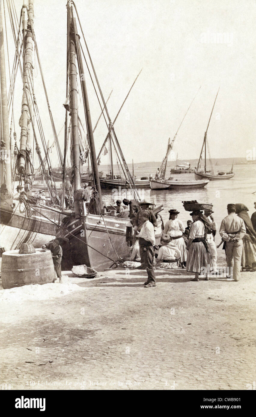 Barche da pesca a Lisbona, Portogallo, risalente alla fine del 1800. Foto Stock