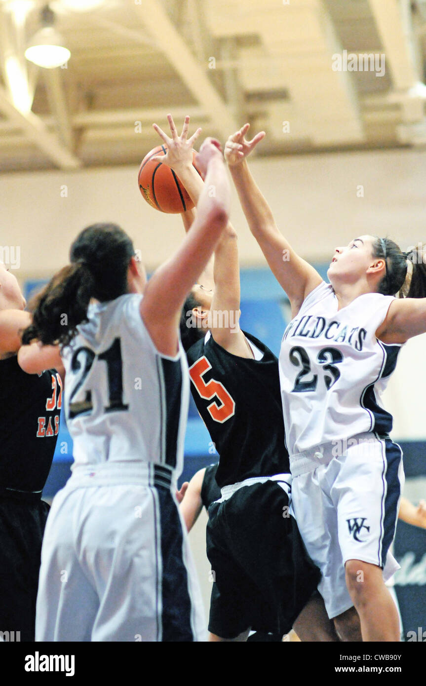 Il basket shooter evita di difesa per sparare le ragazze di alta scuola gioco. Stati Uniti d'America. Foto Stock