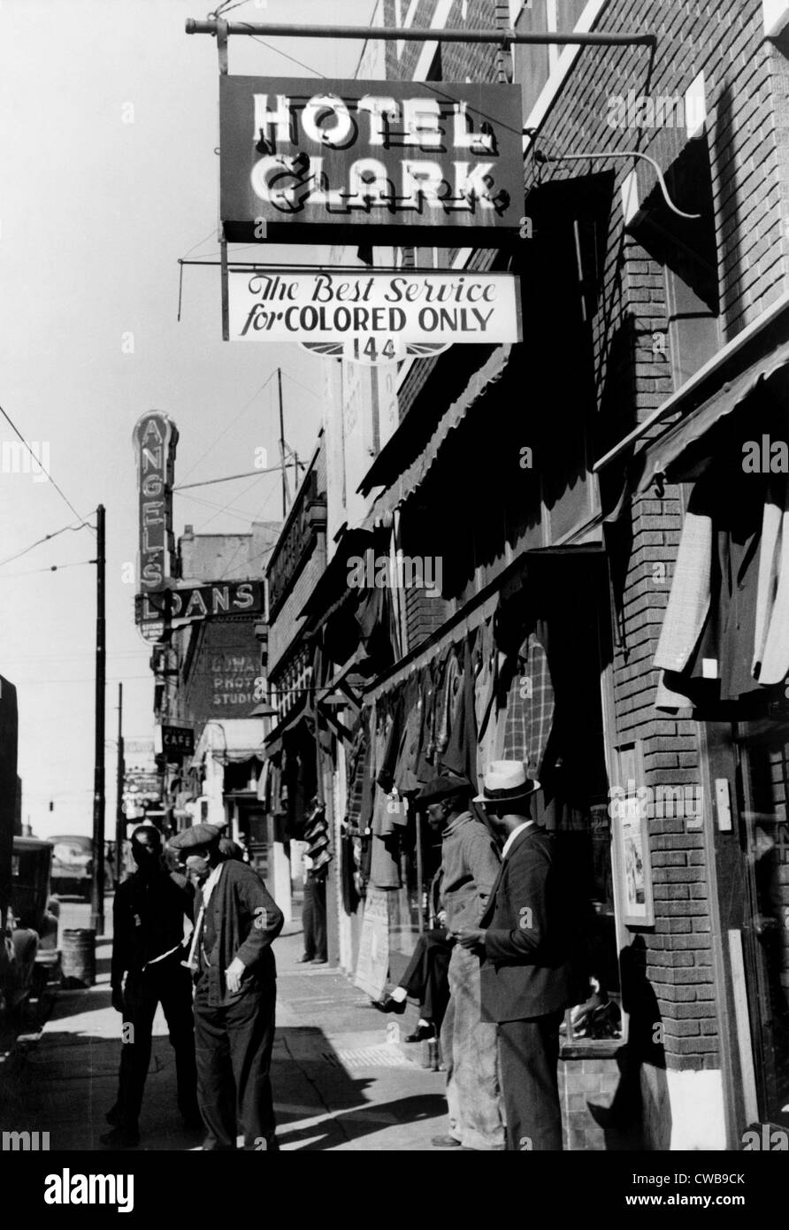 Hotel Clark su Beale Street, circa 1930s. Il segno legge: il miglior servizio per colorata solo. Foto Stock