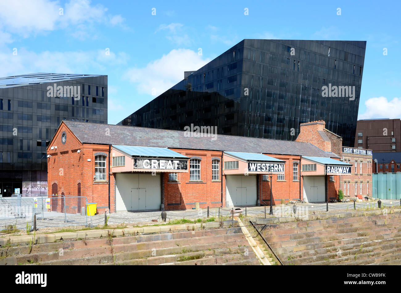 Il vecchio ' Great Western Railway ' di Albert Dock di Liverpool, UK, ora è circondato da nuovi edifici di appartamenti Foto Stock