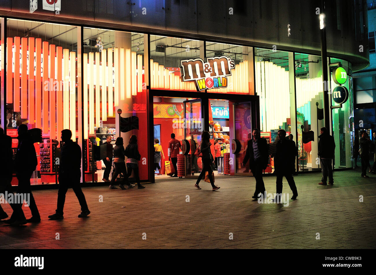 La facciata della M&M store centro di Londra di notte Foto Stock