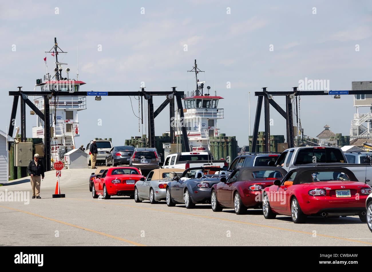 La linea di automobili in attesa di Hatteras traghetto per Ocracoke Island sulla North Carolina Outer Banks Foto Stock