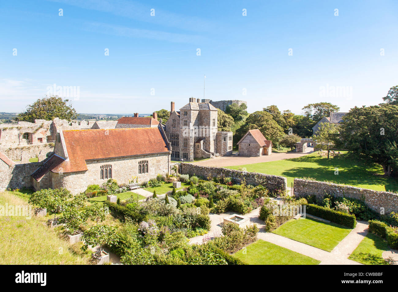 IoW sightseeing: vista di iconico Carisbrooke Castle, Isle of Wight, Inghilterra, Regno Unito con la principessa Beatrice i giardini e la chiesa di San Nicola a Castro Foto Stock