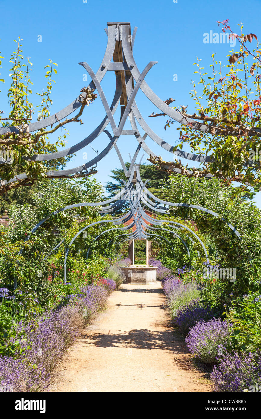 Archi con V e un simbolo intrecciati in il giardino murato a Osborne House, Isle of Wight, Regno Unito, casa della regina Victoria Foto Stock