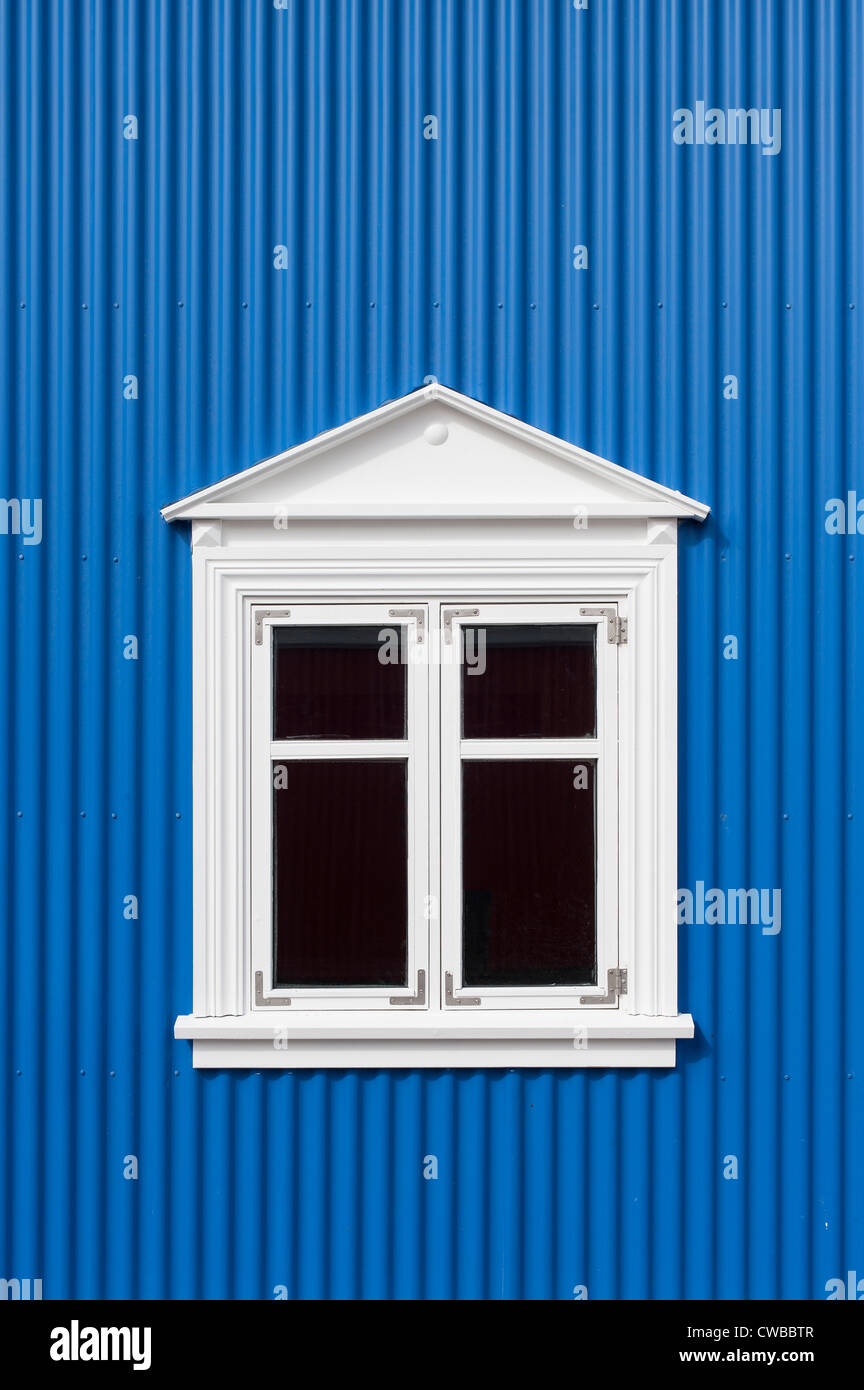 Nuovo Blu parete corrugata con una finestra bianca Foto Stock