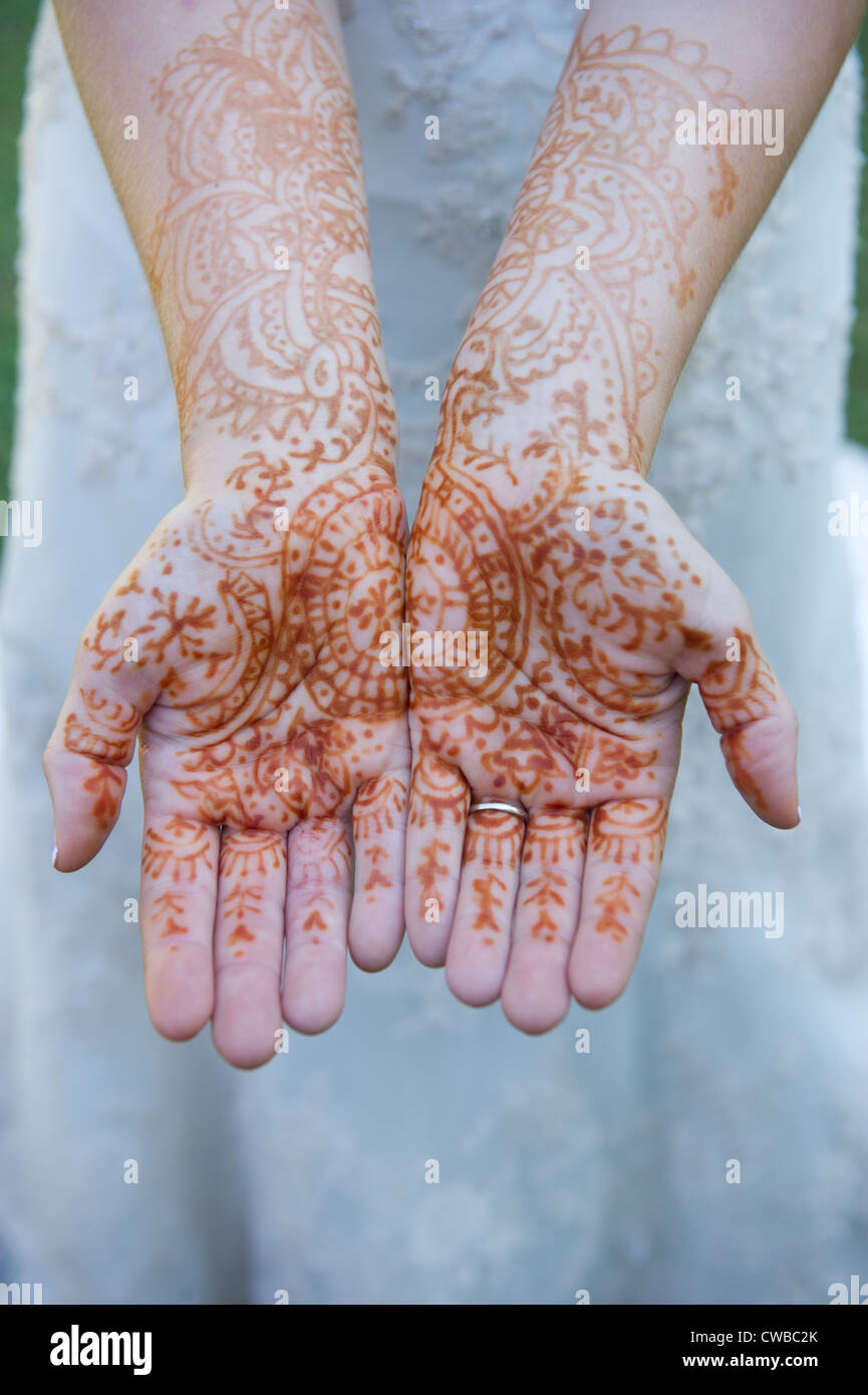 Brides mani coperte di henna tattoo per cerimonia indiana Foto Stock