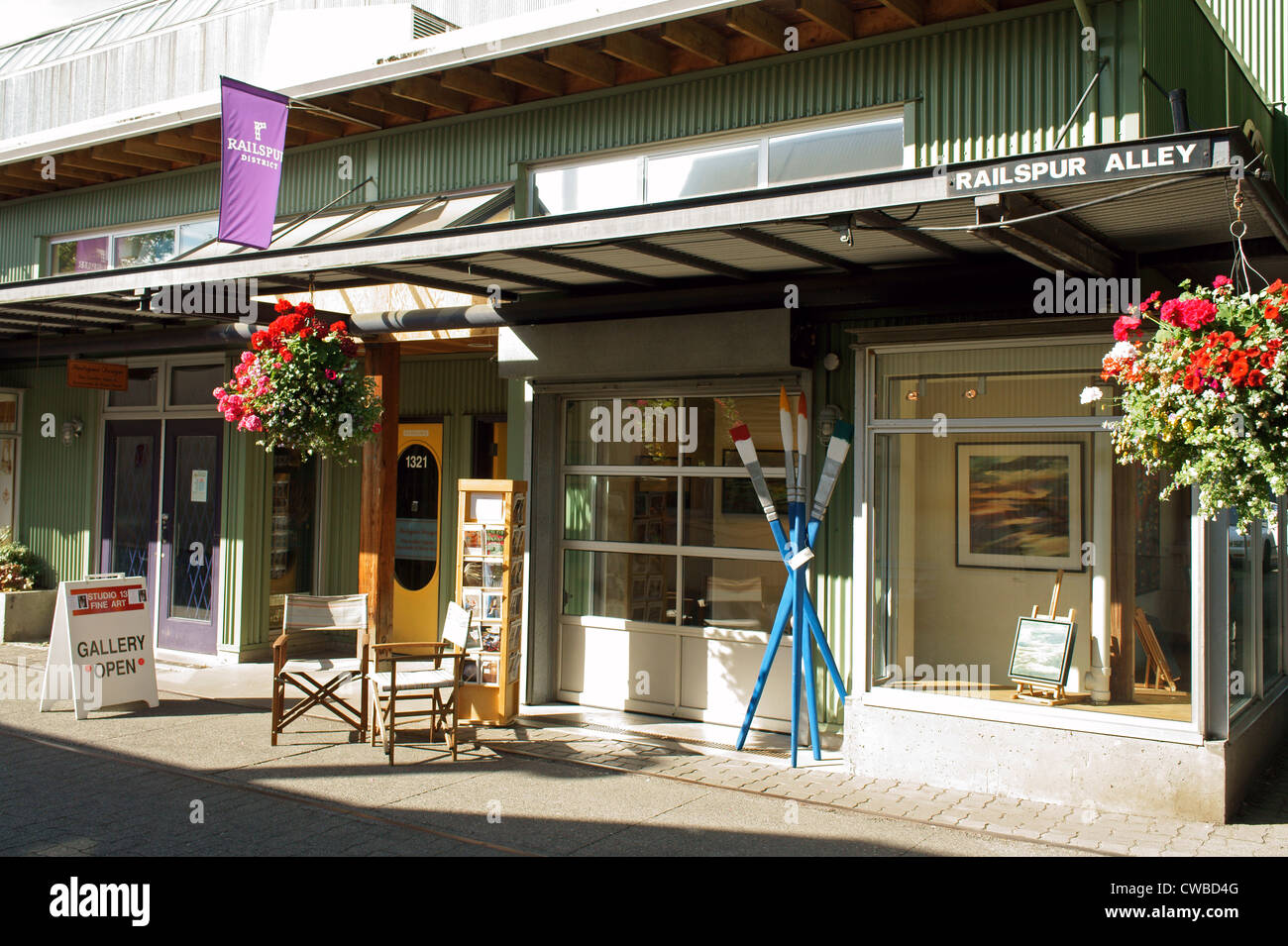 Galleria d'arte sul vicolo Railspur, Granville Island, Vancouver, British Columbia, Canada Foto Stock