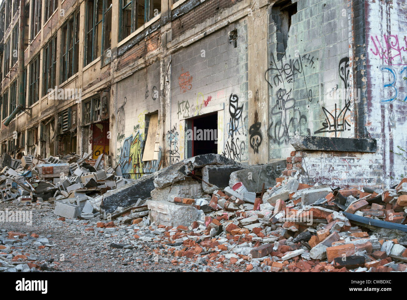 Al di fuori di un auto abbandonate impianto di fabbricazione in Detroit Michigan. Ci sono i graffiti sulle pareti e distruzione ovunque. Foto Stock