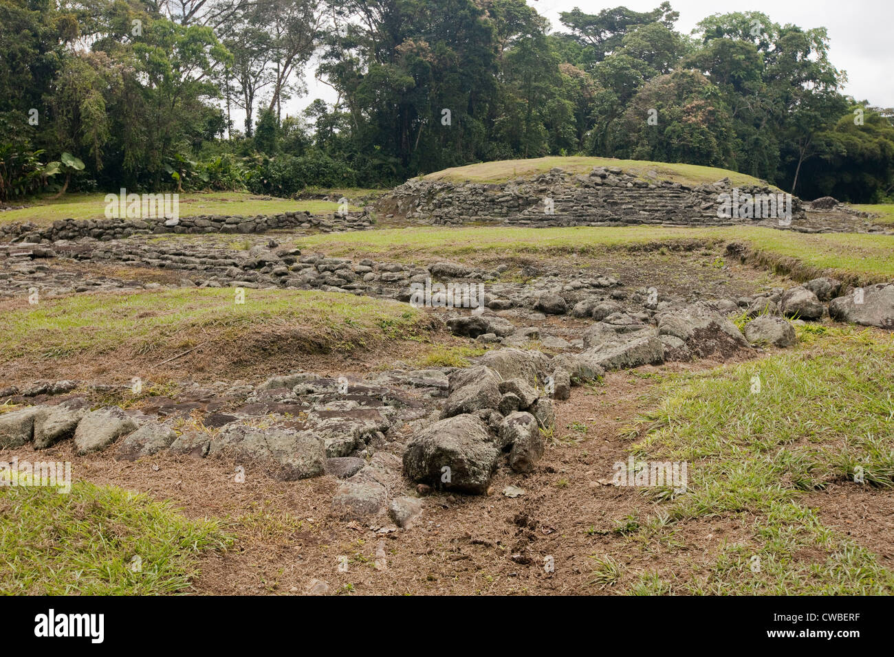 Tumulo principale al Monumento Nacional Guayabo Arqueologico (Monumento Nazionale Guayabo), Costa Rica. Foto Stock