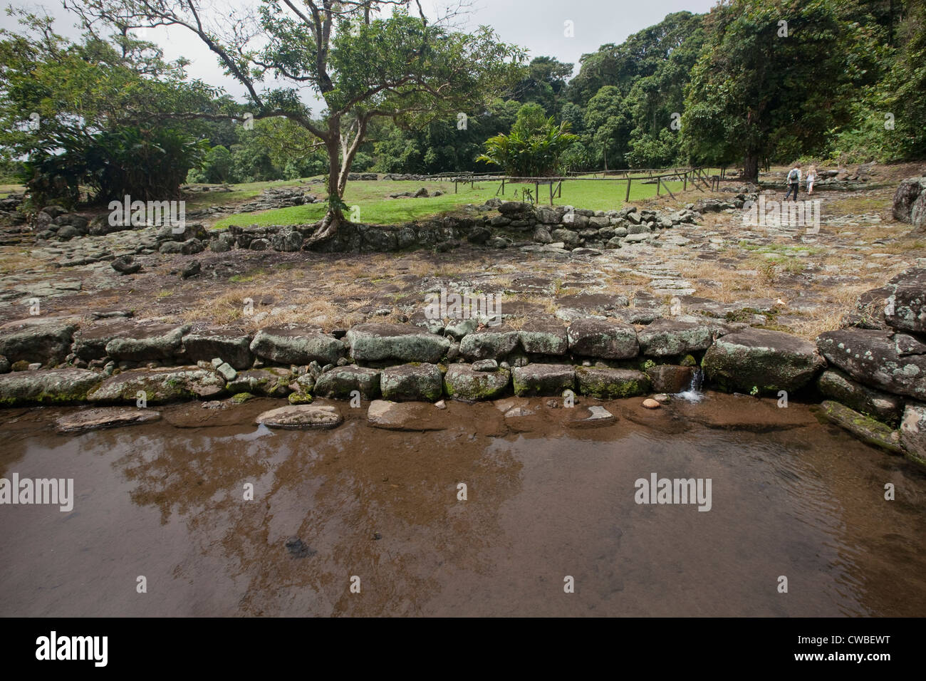 Una sezione del sistema di acquedotti dissotterrato al Monumento Nacional Guayabo Arqueologico (Monumento Nazionale Guayabo), Costa Rica. Foto Stock