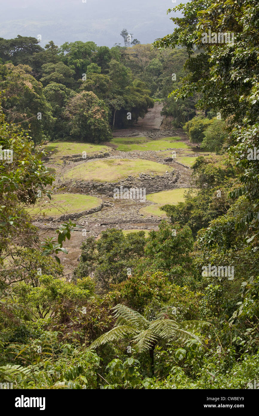 Vista del Monumento Nacional Guayabo dal punto di osservazione al fine di Los Monticulos sentiero sulla collina, Costa Rica. Foto Stock
