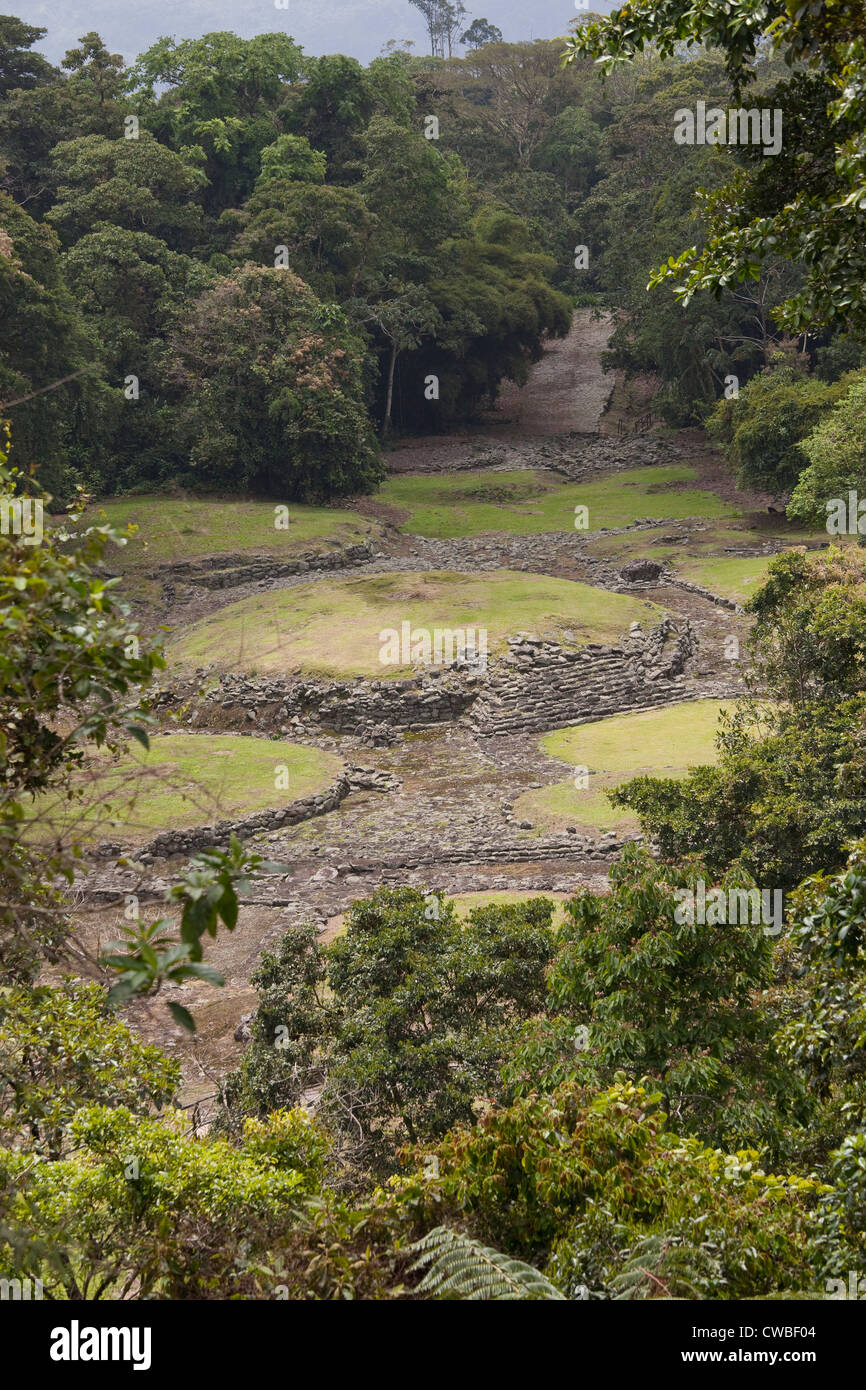 Vista del Monumento Nacional Guayabo dal punto di osservazione al fine di Los Monticulos sentiero sulla collina, Costa Rica. Foto Stock