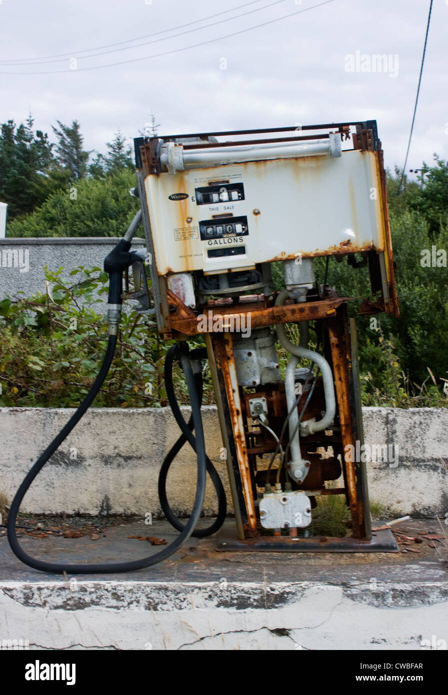 Vecchie e arrugginite pompa di benzina a deserta stazione di riempimento Foto Stock