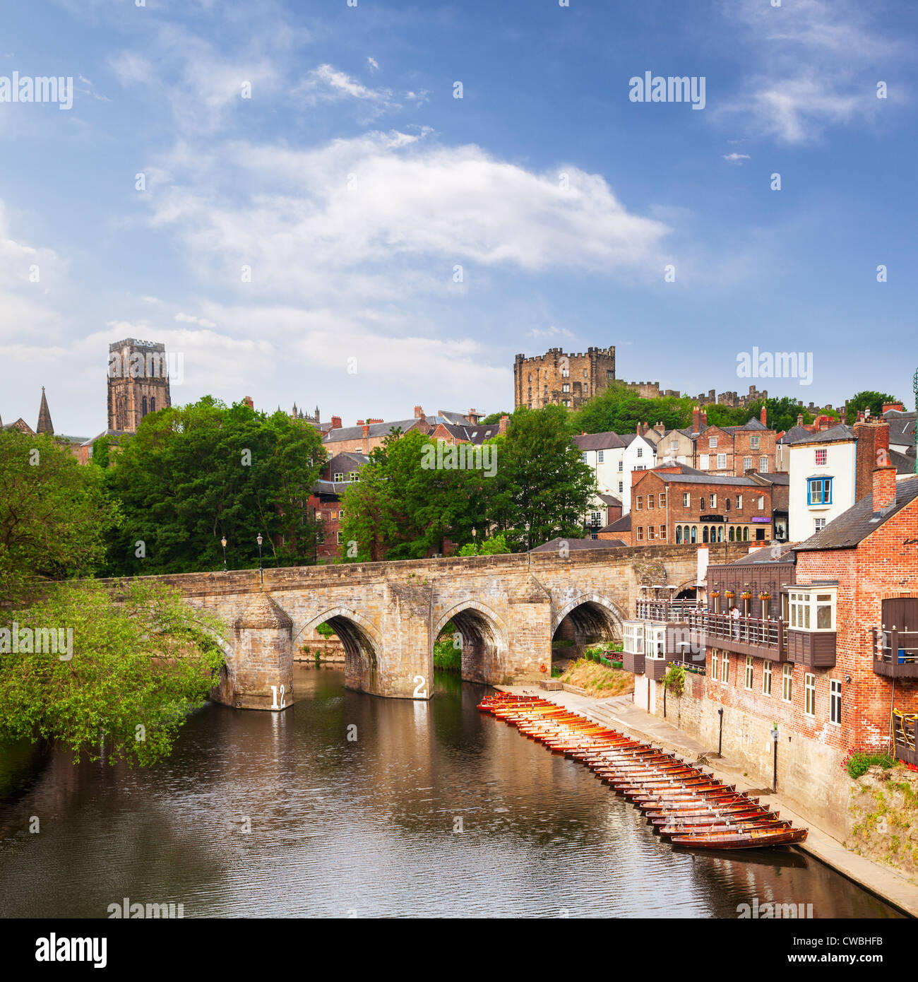 Elvet Bridge e il fiume usura, Durham City, con il castello e la cattedrale nello skyline della citta'. Foto Stock