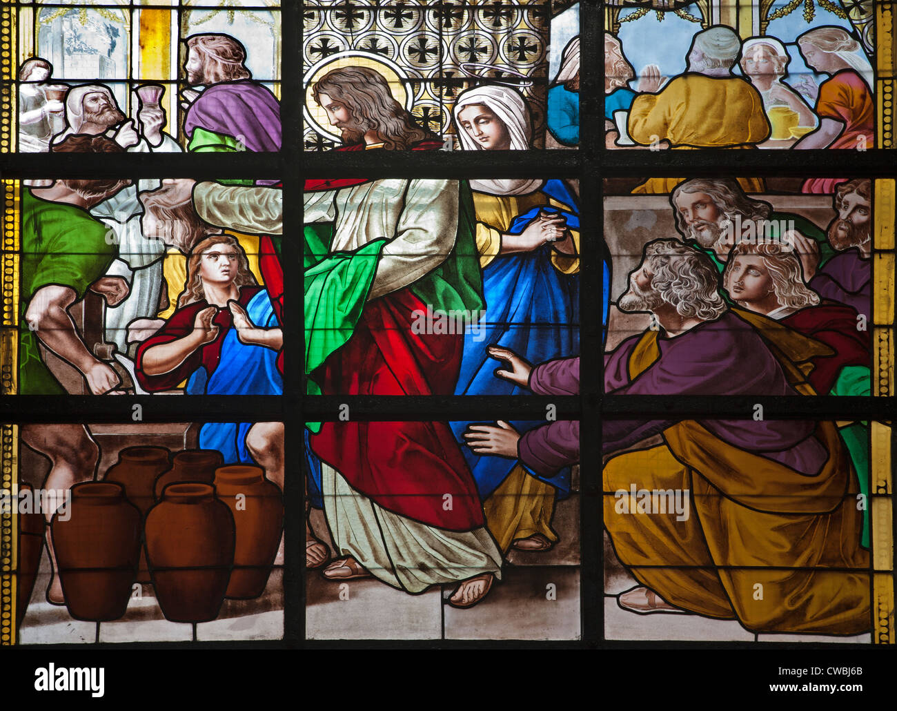 Bruxelles - Giugno 214: da Gesù il miracolo di Cana. Dettaglio del vetro di finestra della chiesa il 21 giugno a Bruxelles. Foto Stock