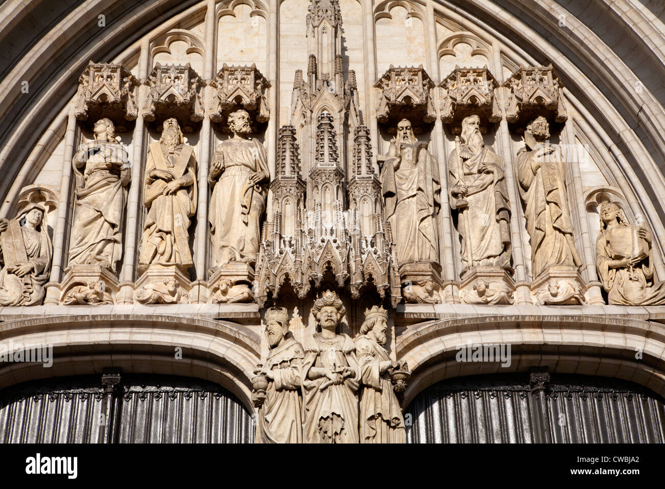 Bruxelles - 21 giugno: dettaglio dal portale principale di Saint Michael s Cathedral il 21 giugno 2012 a Bruxelles. Foto Stock