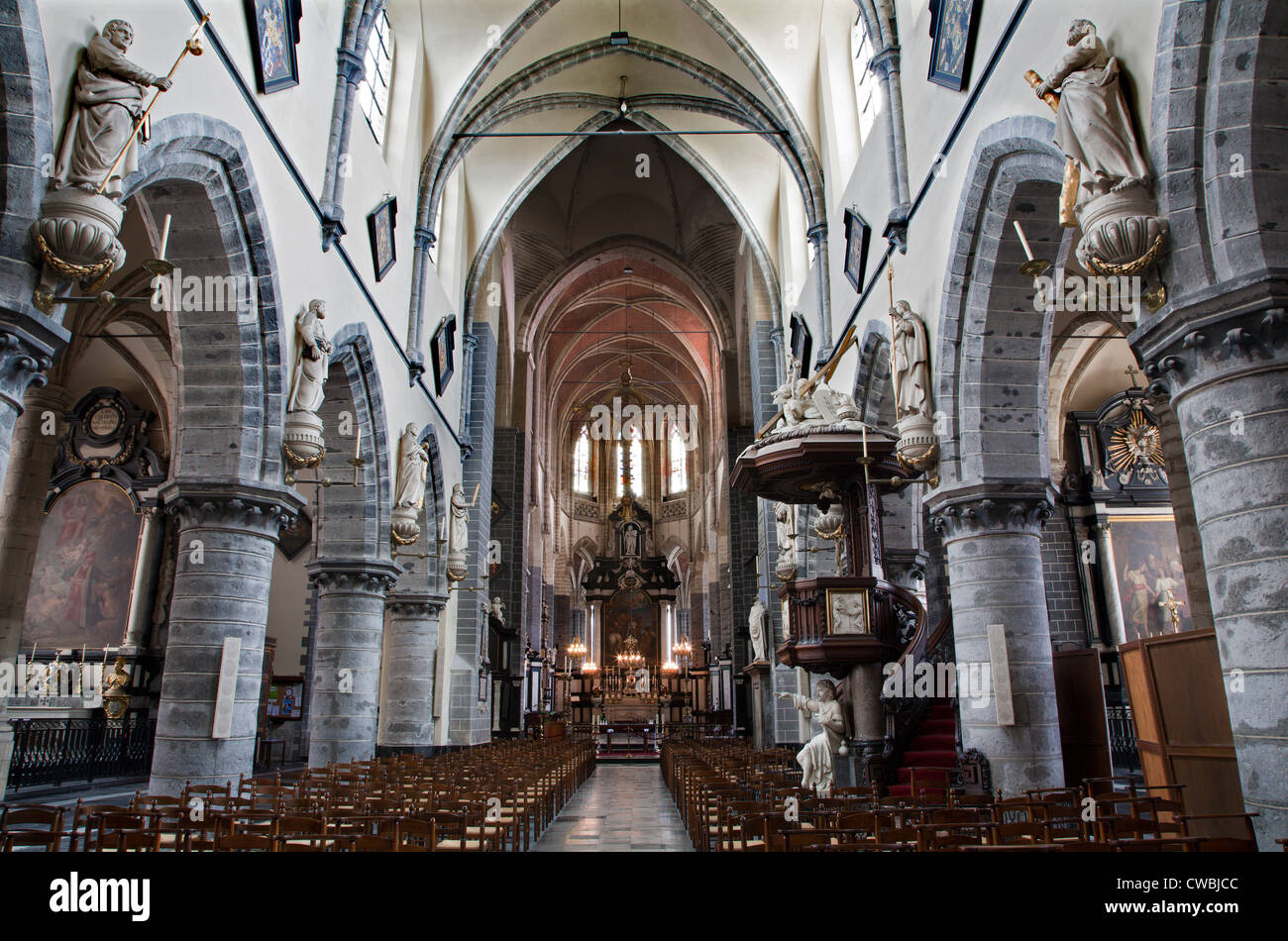 GENT - 22 giugno: navata principale di San Jacob s chiesa gotica a giugno 22, 2012 a Gent, Belgio. Foto Stock