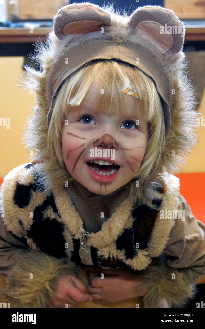 Berlino, vestito come cat bambino ritratto Foto Stock