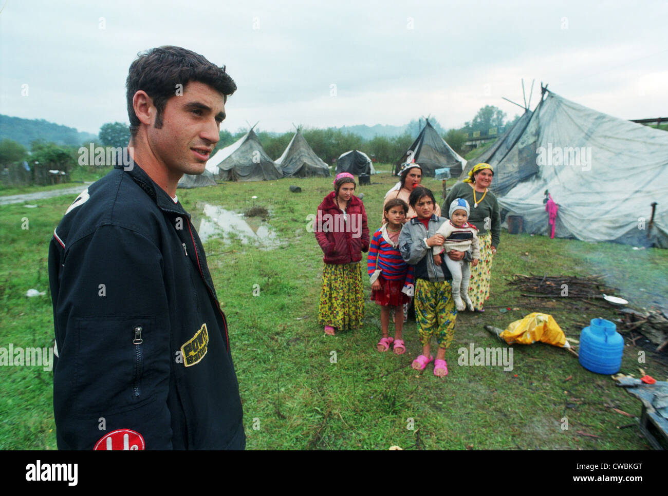 Gli zingari in un tented camp in Alunis, Romania Foto Stock