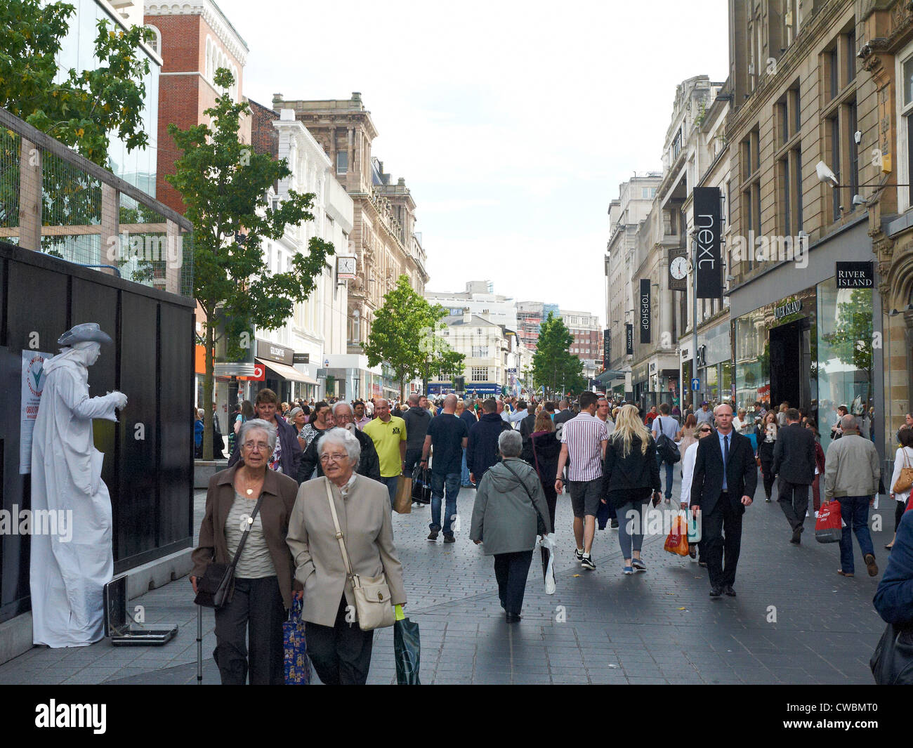Cercando in Church Street in zona shopping Liverpool Regno Unito Foto Stock